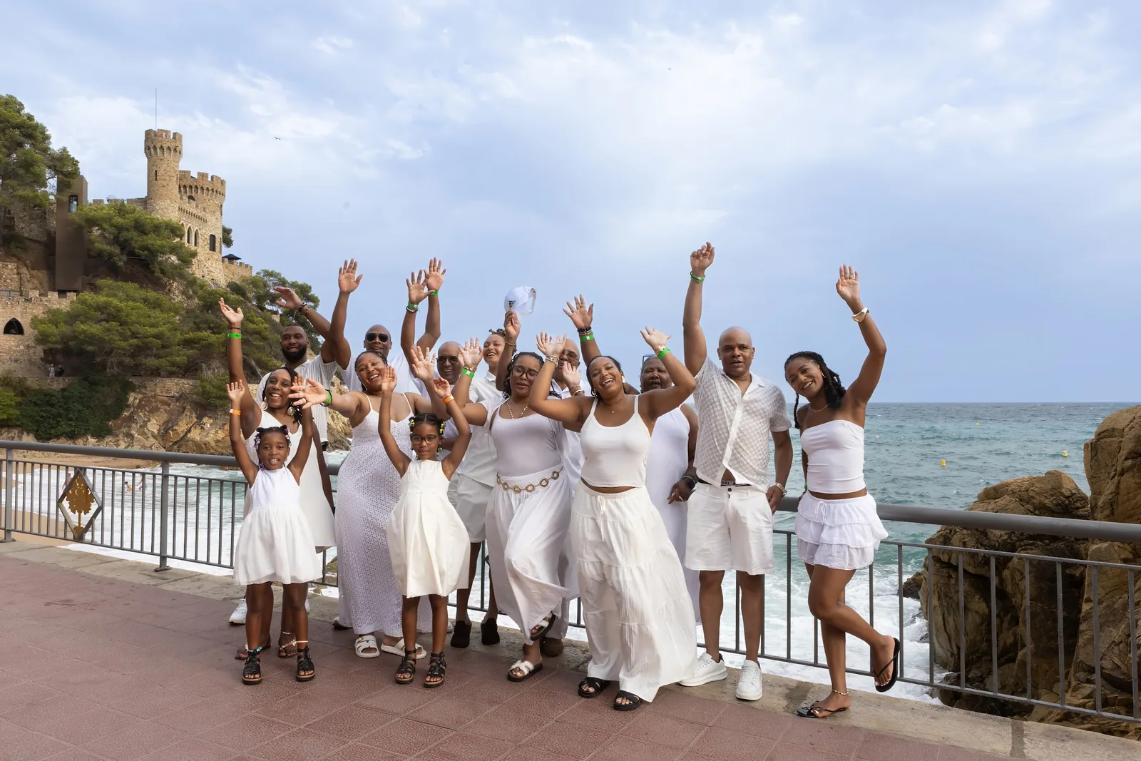 Celebració de grup vora el castell de Lloret de Mar